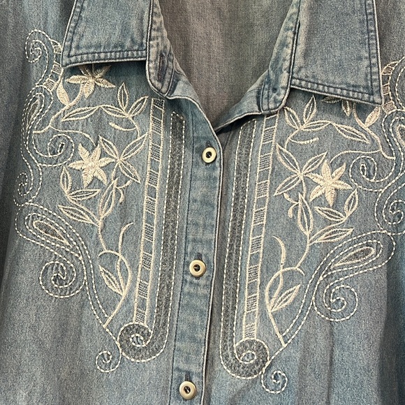 Kathy Che - no size tag, Embroidered Denim Short Sleeve button up - Picture 3 of 6